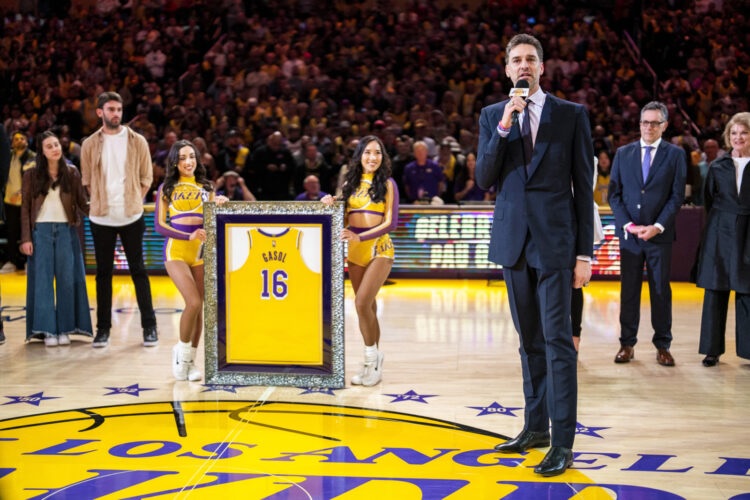 Pau Gasol (kanan) memberikan sambutan saat seremoni jersey yang pernah dia kenakan saat membela Lakers. Seremoni berlangsung di Crypto.com Arena, Rabu (8/3/2023).